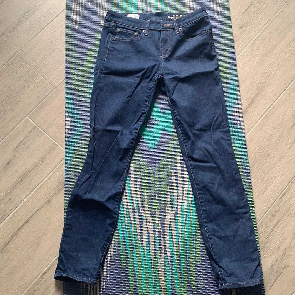 Slightly worn GAP Always Skinny jeans. Size 28